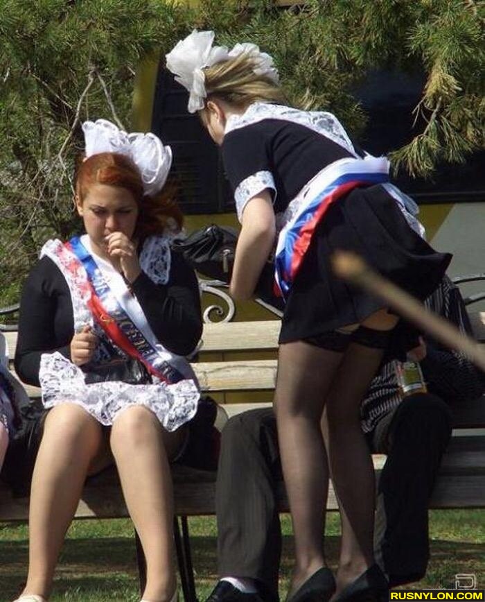 Жена в форме выпускницы играет в сексуальные игры с престарелым соседом