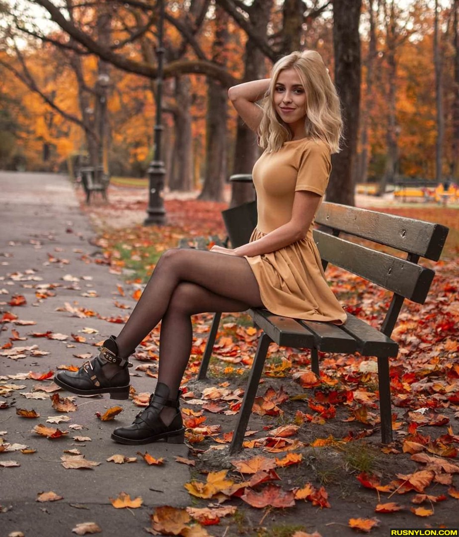 Фото голой блондинки в осеннем парке