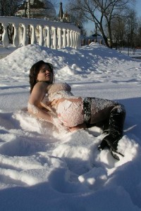 Голая девушка в чулках на снегу. photo #3