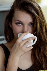 Девушка в черных чулках пьет чай photo #0