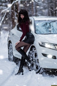 Девушки в колготках  и машины зимой