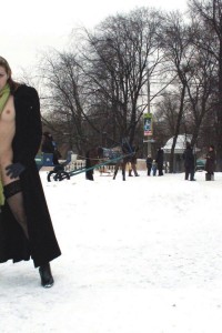 Девушка в чулках в зимнем парке photo #15