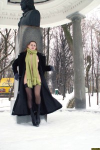 Голая девушка в чулках в зимнем парке photo #11