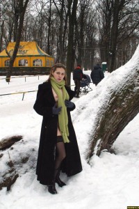 Голая девушка в чулках в зимнем парке photo #16