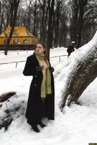 Голая девушка в чулках в зимнем парке photo #17