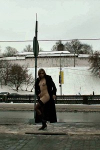 Девушка в пальто и чулках гуляет по городу photo #0