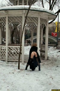 Девушка в пальто и чулках гуляет по городу photo #10